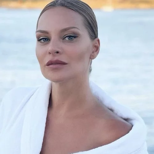 Η κόρη της Υβόννης Μπόσνιακ και του Αντώνη Ρέμου, Ελένη, έχει μεγαλώσει εκπληκτικά πολύ | Τα μακριά καστανά μαλλιά και το ultra cool outfit