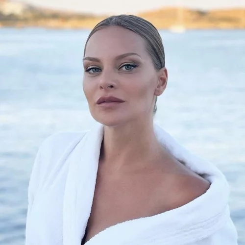 Στη Μύκονο μαζί με τη μονάκριβη κόρη της, Ελένη | Η Υβόννη Μπόσνιακ ποζάρει με μπικίνι και μας χαρίζει λίγες ακόμη στιγμές καλοκαιριού