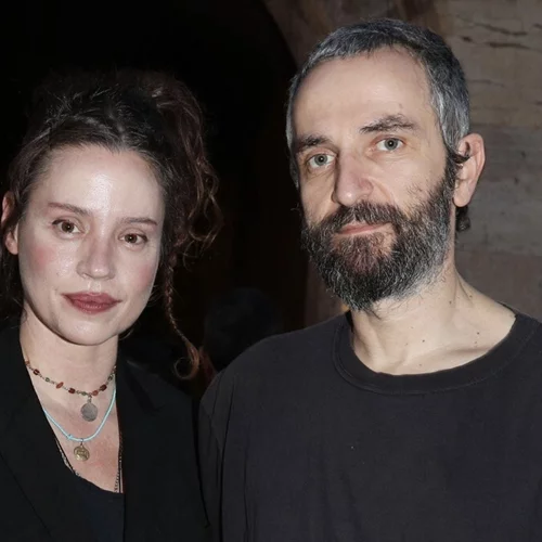 Ο Άρης Σερβετάλης με τη γοητευτική σύζυγό του, Έφη Μπίρμπα, στην Επίδαυρο | Η σπάνια δημόσια εμφάνιση