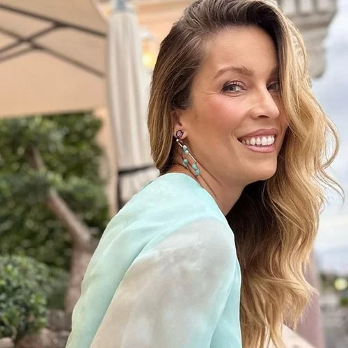 Τα ατελείωτα πόδια της Μαριέττας Χρουσαλά | Το story με το φόρεμα της Σήλιας Κριθαριώτη