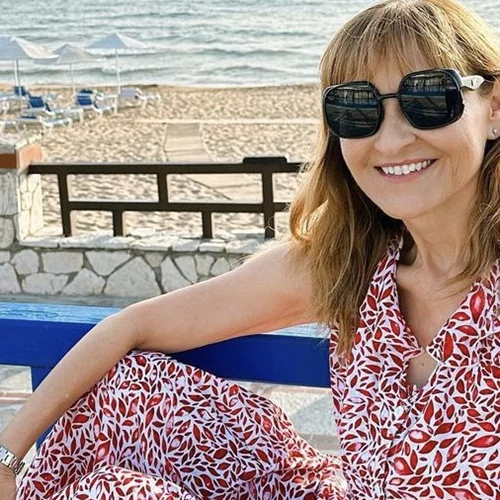 Η Μάρα Ζαχαρέα ποζάρει με τιρκουάζ μπικίνι και μαύρα γυαλιά ηλίου στην πιο καλοκαιρινή της φωτογραφία ever