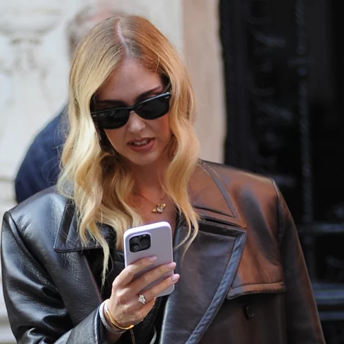 Τα 2 κομψά χρώματα που θα απογειώσουν το μανικιούρ σου φέτος τον χειμώνα | Και κολακεύουν απόλυτα τα κοντά νύχια