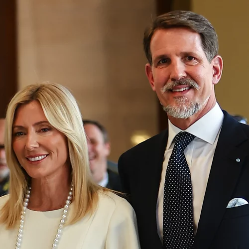 Η Marie Chantal φωτογραφίζει τον Παύλο Γλύξμπουργκ μπροστά από το ηλιοβασίλεμα | Το ρομαντικό στιγμιότυπο από τις καλοκαιρινές τους διακοπές στην Ελλάδα