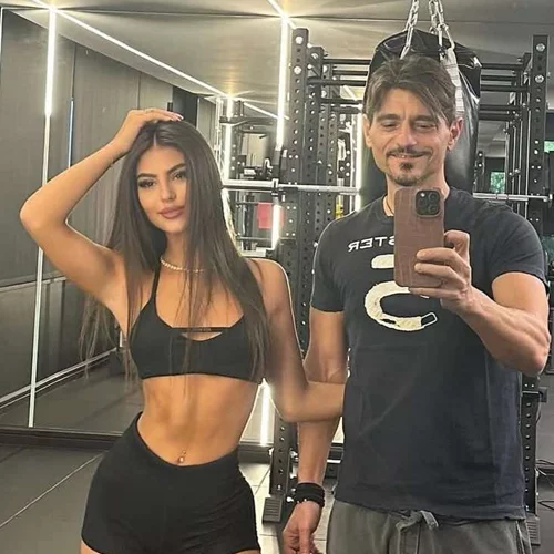 Δέσποινα Γιαννακοπούλου | Φοράει mini γαλάζιο φόρεμα και χορεύει χαρούμενη στο TikTok