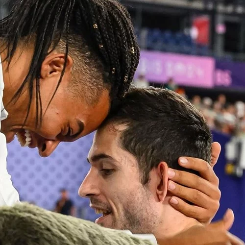 "Nαι ρε φίλε" | Ο Μίλτος Τεντόγλου πανηγυρίζει στην αγκαλιά του Εμμανουήλ Καραλή