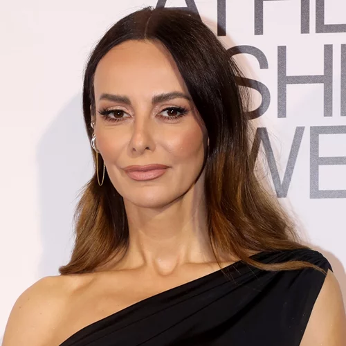 Η Μπέττυ Μαγγίρα υιοθέτησε το πιο classy χτένισμα για καρέ μαλλιά