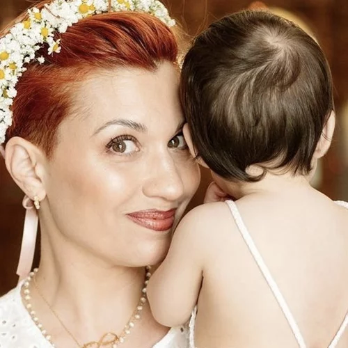 Η Πέννυ Μπαλτατζή βάπτισε την ενός έτους κόρη της | Το όνομα που πήρε και οι υπέροχες φωτογραφίες από το μυστήριο