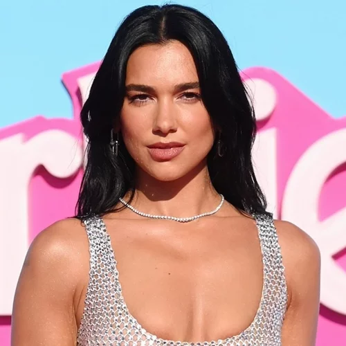 Άλλος άνθρωπος η Dua Lipa | Έβαψε τα μαλλιά της στην πιο hot απόχρωση του φετινού φθινοπώρου