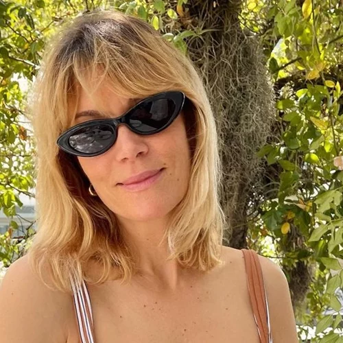 Βίκυ Καγιά | Τα "βρήκε" με την Έλενα Χριστοπούλου - Το φιλί και οι αγκαλιές στα βραβεία MAD