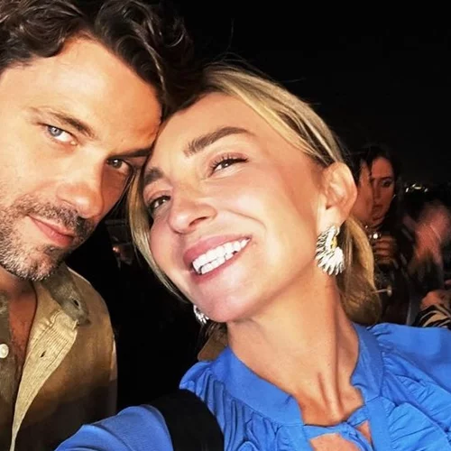 Η Ρούλα Ρέβη και ο Αποστόλης Τότσικας ποζάρουν με τα δίδυμα παιδιά τους στην πιο όμορφη και γλυκιά φωτογραφία