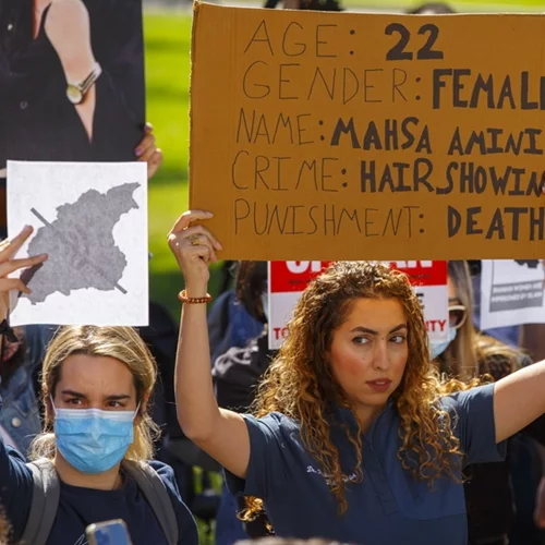 Μαρτυρία-σοκ Ιρανής ποιήτριας | Μου έδεσαν μάτια και χέρια και με άφησαν σε απομόνωση 38 ημέρες