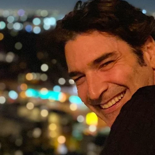 Ο Χριστόφορος Παπακαλιάτης φωτογραφίζεται αγκαλιά με ένα νεογέννητο μωρό και κάνει το καλύτερο σπόιλερ για τη δεύτερη σεζόν του "Maestro"