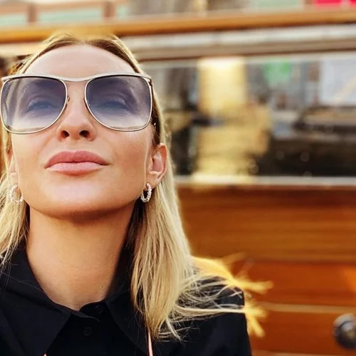 Ρούλα Ρέβη | Ποζάρει με ολόλευκο ψηλόμεσο μπικίνι και αποδεικνύει πως έχει στιλ ακόμη και στην παραλία