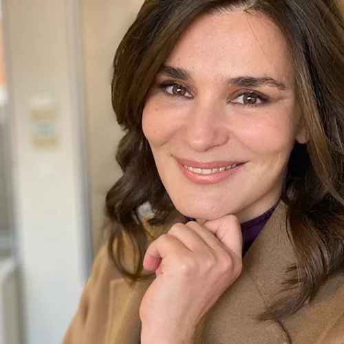 Το all time classic χτένισμα της Μαρίας Ναυπλιώτου αποπνέει μια "ήσυχη πολυτέλεια"