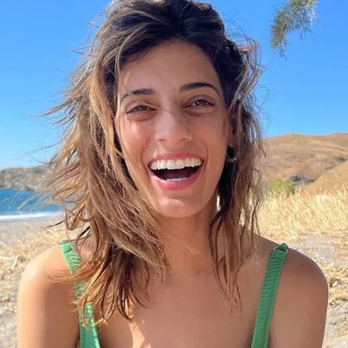 Η Χριστίνα Χειλά Φαμέλη ποζάρει φορώντας μόνο το μπικίνι της, στην πιο χαρούμενη φωτογραφία ever