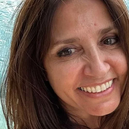 Η Βάσω Γουλιελμάκη ποζάρει πάνω σε μία ξύλινη κούνια φορώντας μόνο το μπικίνι της | Το υπέροχο φωτογραφικό άλμπουμ από τις διακοπές της στην Κω