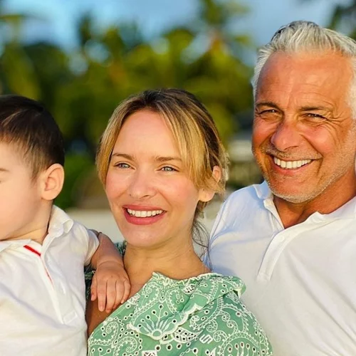 Μία ευτυχισμένη, τετραμελής οικογένεια | Η Anita Brand και ο Χάρης Χριστόπουλος σε μία σπάνια δημόσια εμφάνιση με τα παιδιά τους