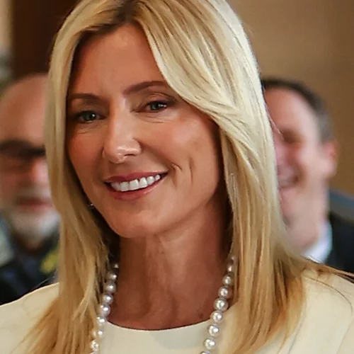 Marie Chantal | Αυτός είναι ο ορός που χρησιμοποιεί για να μειώσει τις καφέ κηλίδες