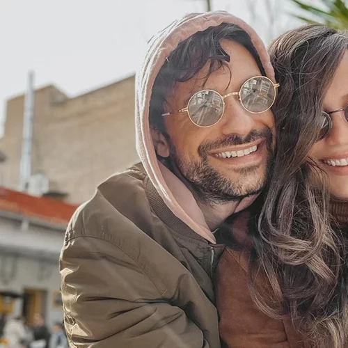 Ορφέας Αυγουστίδης - Γεωργία Κρασσά | Η σπάνια βραδινή έξοδος και η ρομαντική χειρονομία που απαθανάτισε ο φωτογραφικός φακός