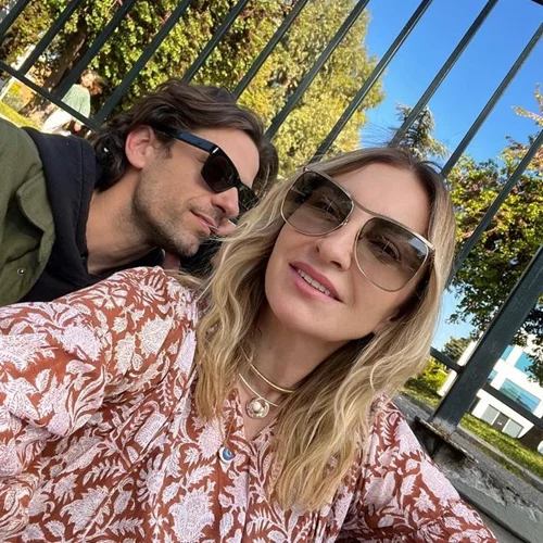 Ρούλα Ρέβη και Αποστόλης Τότσικας | Στην Τήνο με τα πανέμορφα, δίδυμα παιδιά τους - Το φωτογραφικό άλμπουμ από τις οικογενειακές διακοπές