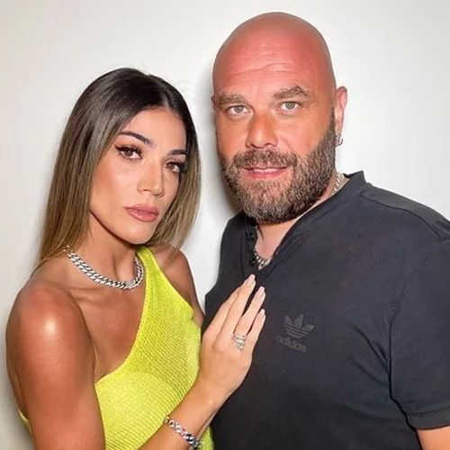 Ήβη Αδάμου - Μιχάλης Κουϊνέλης | Φωτογραφίζονται αγκαλιά με την κόρη τους, Ανατολή, στην πιο γλυκιά φωτογραφία που θα δεις σήμερα