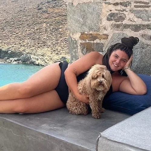 Δανάη Μπάρκα | Καλύπτει το σώμα της μονάχα με ένα ψάθινο καπέλο και βάζει "φωτιά" στο Instagram