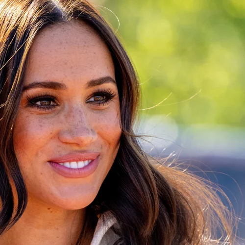 Meghan Markle | Το νέο hair look που την έκανε να δείχνει πολύ νεότερη