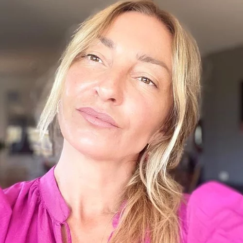 14 χρόνια πριν | Η Ρούλα Ρέβη με καστανά μαλλιά, κρατάει από το χέρι τον σύντροφό της, Αποστόλη Τότσικα, δείχνοντας πιο ερωτευμένη από ποτέ