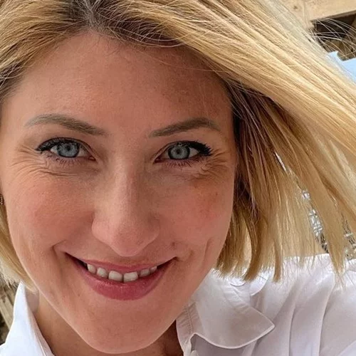 Η Σία Κοσιώνη φωτογραφίζει τον γιο της, Δήμο Μπακογιάννη, και αποκαλύπτει το δώρο ζωής που του έκανε