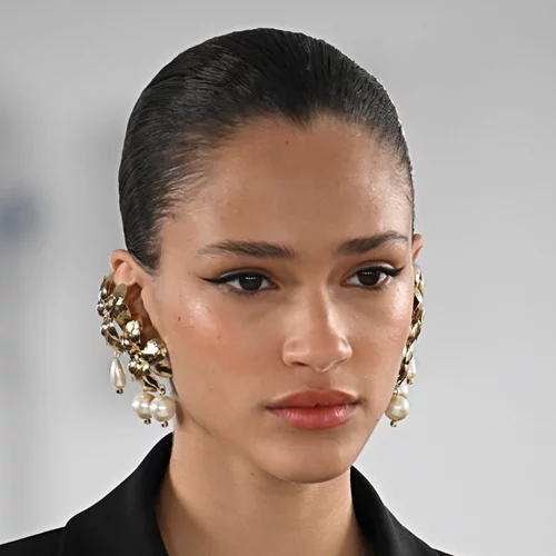 Glossy Lids | Η νέα τάση στο μακιγιάζ ματιών για πιο ανάλαφρο, νεανικό look στο πρόσωπο