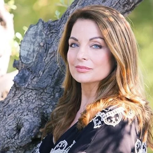 34 χρόνια πριν | Η μελαχρινή Άντζελα Γκερέκου ποζάρει στον φωτογραφικό φακό πιο όμορφη και σαγηνευτική από ποτέ