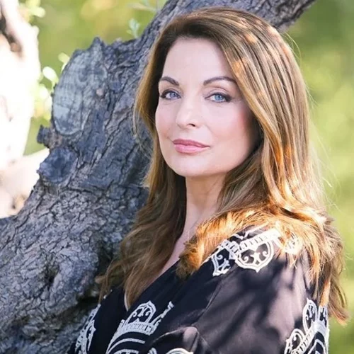 Η Άντζελα Γκερέκου σε σπάνια βραδινή εμφάνιση με άκρως ιδιαίτερα, ψηλοτάκουνα πέδιλα