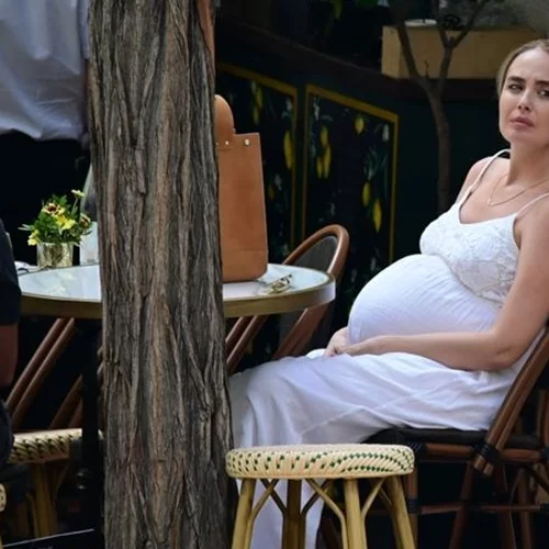 Αντωνία Καλλιμούκου | Σε προχωρημένη εγκυμοσύνη στο κέντρο της Αθήνας - Με λευκό φόρεμα και μπαλαρίνες