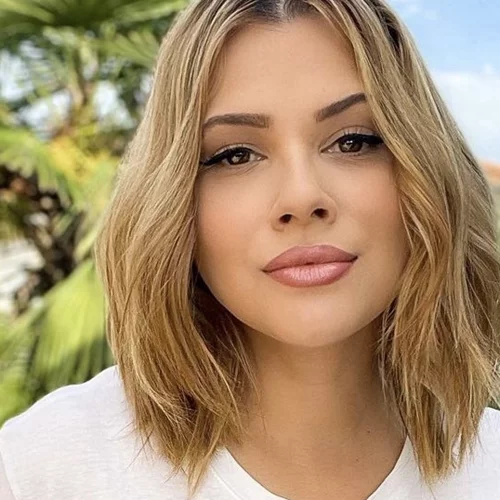 Η Λάουρα Νάργες φοράει crop top και κάνει βόλτα με τον 6 μηνών γιο της δείχνοντας πιο χαρούμενη από ποτέ