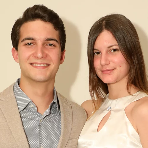 Η Αλίκη Καραμανλή και ο δίδυμος αδερφός της, Αλέξανδρος, σε δημόσια εμφάνιση με τους γονείς τους