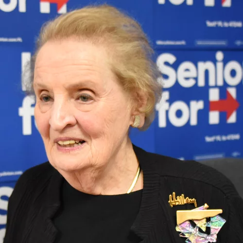 Madeleine Albright | Η Αμερικανίδα πολιτικός που έγραψε ιστορία με τις καρφίτσες που φορούσε για να στείλει πολιτικά και κοινωνικά μηνύματα