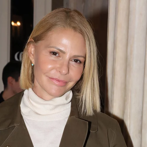 "Η επίθεση του γιγαντιαίου μουσακά" | Η 25χρονη Τζένη Μπαλατσινού πρωταγωνιστεί στην πιο διαστημική ταινία των '90s