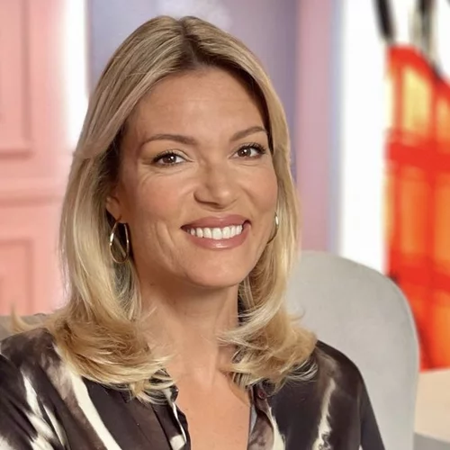 Η Βίκυ Καγιά ποζάρει άβαφη, στο κρεβάτι της, φορώντας γυαλιά μυωπίας και πιτζάμες