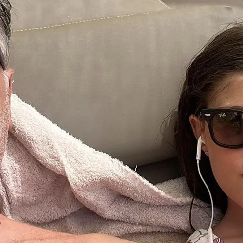 Ιόλη Δεληβοριά | Η 11χρονη κόρη του Φοίβου Δεληβοριά έχει μεγαλώσει και ψηλώσει πολύ - Η σπάνια δημόσια εμφάνιση με τη μητέρα της, Βάσω Καβαλιεράτου