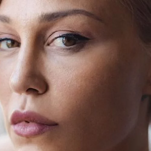 Η Πηνελόπη Αναστασοπούλου αγαπά τις καμπύλες της | Δείτε την να ποζάρει με ολόσωμο, μακρυμάνικο μαγιό