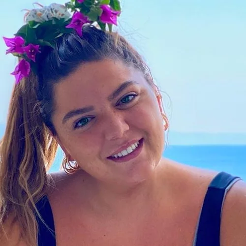 Δανάη Μπάρκα | Φωτογραφίζεται με μαντήλι στα μαλλιά, δίπλα στην Ολυμπία Κρασαγάκη, στηρίζοντας τη μάχη της με τον καρκίνο