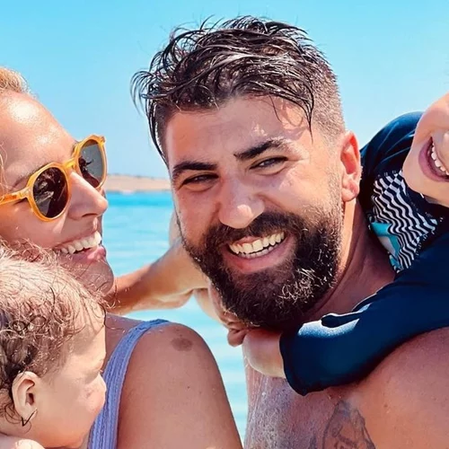 Η Κλέλια Πανταζή ποζάρει με μπικίνι στον 9ο μήνα της εγκυμοσύνης της και μετρά αντίστροφα για τον ερχομό του τρίτου της γιου