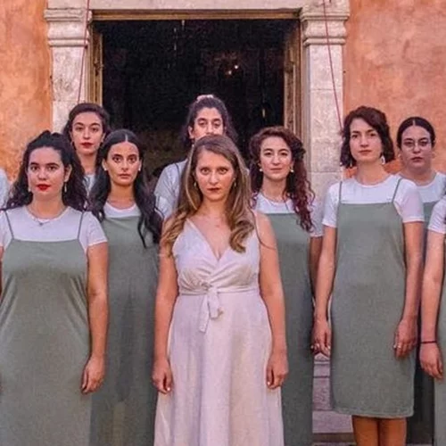 Το ανατριχιαστικό βίντεο με τις "Chores" να τραγουδούν για τα παιδιά που έχασαν τη ζωή τους στα Τέμπη