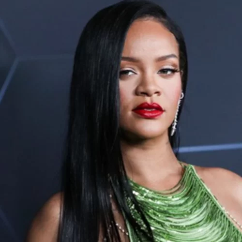 Rihanna | Ενθουσιασμένη με τον γιο της – Οι πρώτες εβδομάδες στο σπίτι μετά τη γέννα