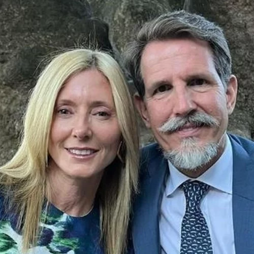 Ο Παύλος δείχνει την εντυπωσιακή θέα από το μπαλκόνι του σπιτιού του