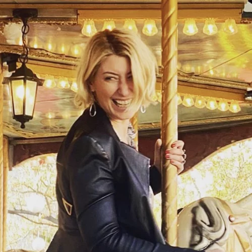 Σία Κοσιώνη | Παίζει με τον γιο της μπροστά από το εντυπωσιακό τους δέντρο