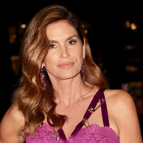 Η Cindy Crawford αποδεικνύει ότι τα (πολύ) μακριά μαλλιά ταιριάζουν σε κάθε γυναίκα άνω των 50
