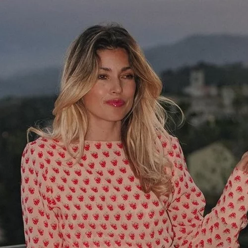 Η Βάσια Κωσταρά προτείνει 2 μοντέρνες εκδοχές του χτενίσματος που θα αναδείξει όλα τα καλοκαιρινά μας φορέματα