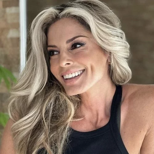 H Κατερίνα Λάσπα φόρεσε το πιο κολακευτικό athleisure μαγιό | Η γραμμωμένη της σιλουέτα και οι υπέροχες φωτογραφίες από την παραλία