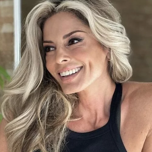 Η Κατερίνα Λάσπα περπατάει topless σε μία υπέροχη, αμμώδη παραλία, δείχνοντας πιο ξέγνοιαστη από ποτέ